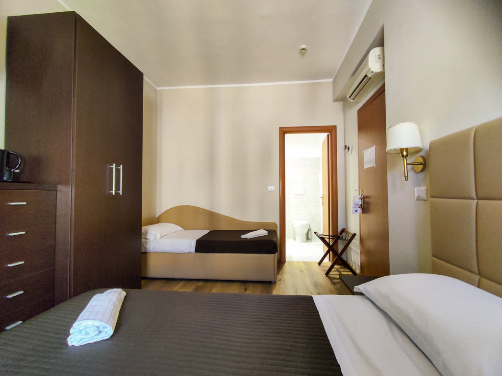 camera-tripla-triple-room-bedroom-bed-where-to-sleep-three-bed-con-bagno-privato-with-private-bathroom-bath-room-bollitore-tv-televisione-condizionatore-conditioner-hotel-delle-ortensie-fiuggi-terme-boutique-hotel-con-spa-centro-benessere-e-ristorante-restaurant-viecce-a-trova-viecceatrova