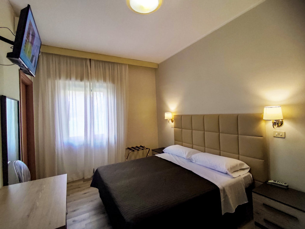 le-nostre-camere-our-room-bedroom-bed-double-camera-matrimoniale-con-bagno-tv-televisione-scrivania-cassaforte-dove-dormire-a-fiuggi-where-sleep-città-city-citta-near-rome-roma-ciociaria-lazio-italia-italy-sleep-restaurant-viecce-a-trova-con-spa