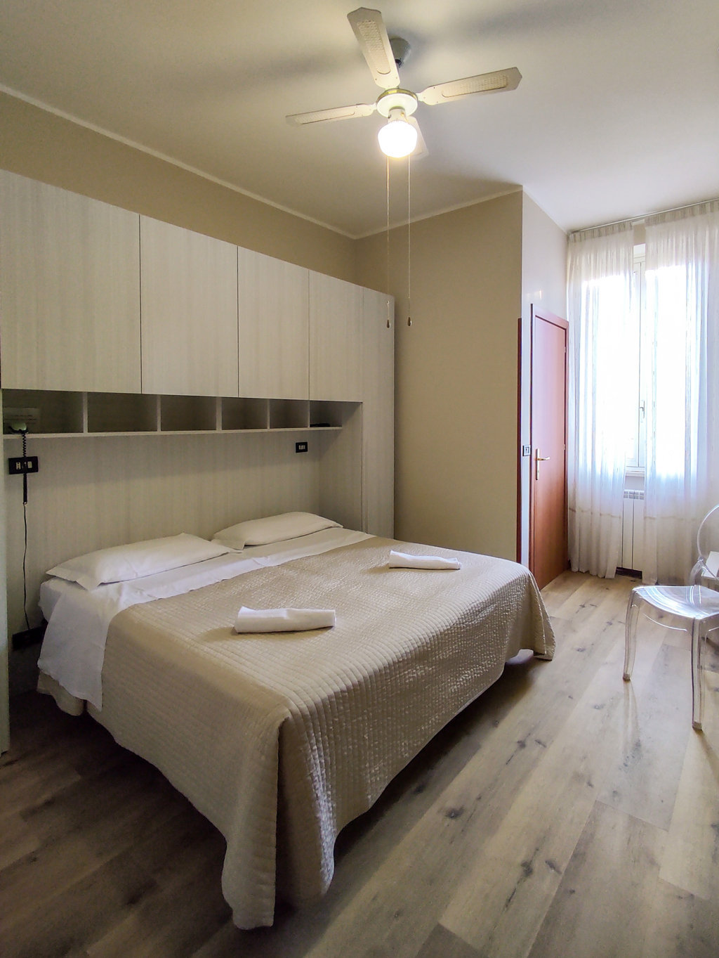 camera-matrimoniale-con-bagno-privato-in-camera-bedroom-bed-room-where-to-sleep-in-fiuggi-terme-private-bathroom-bath-with-tv-televisione-camera-matrimoniale-con-bagno-in-camera-ventilatore-hotel-delle-ortensie-fiuggi-terme-boutique-hotel-near-roma-rome-italia-italy-cioaciaria-con-spa-e-ristorante-wellness-centre-and-restaurant