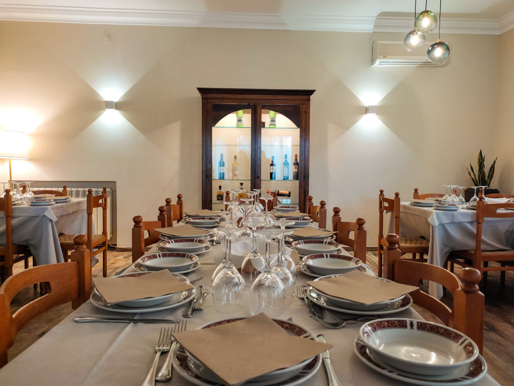 la-nostra-sala-ristorante-apparecchiata-delle-ortensie-spa-e-restaurant-i-nostri-piatti-viecce-a-trova-trattoria-viecceatrova-piatti-tipici-ciociari-dove-mangiare-where-to-eat-in-fiuggi-terme-